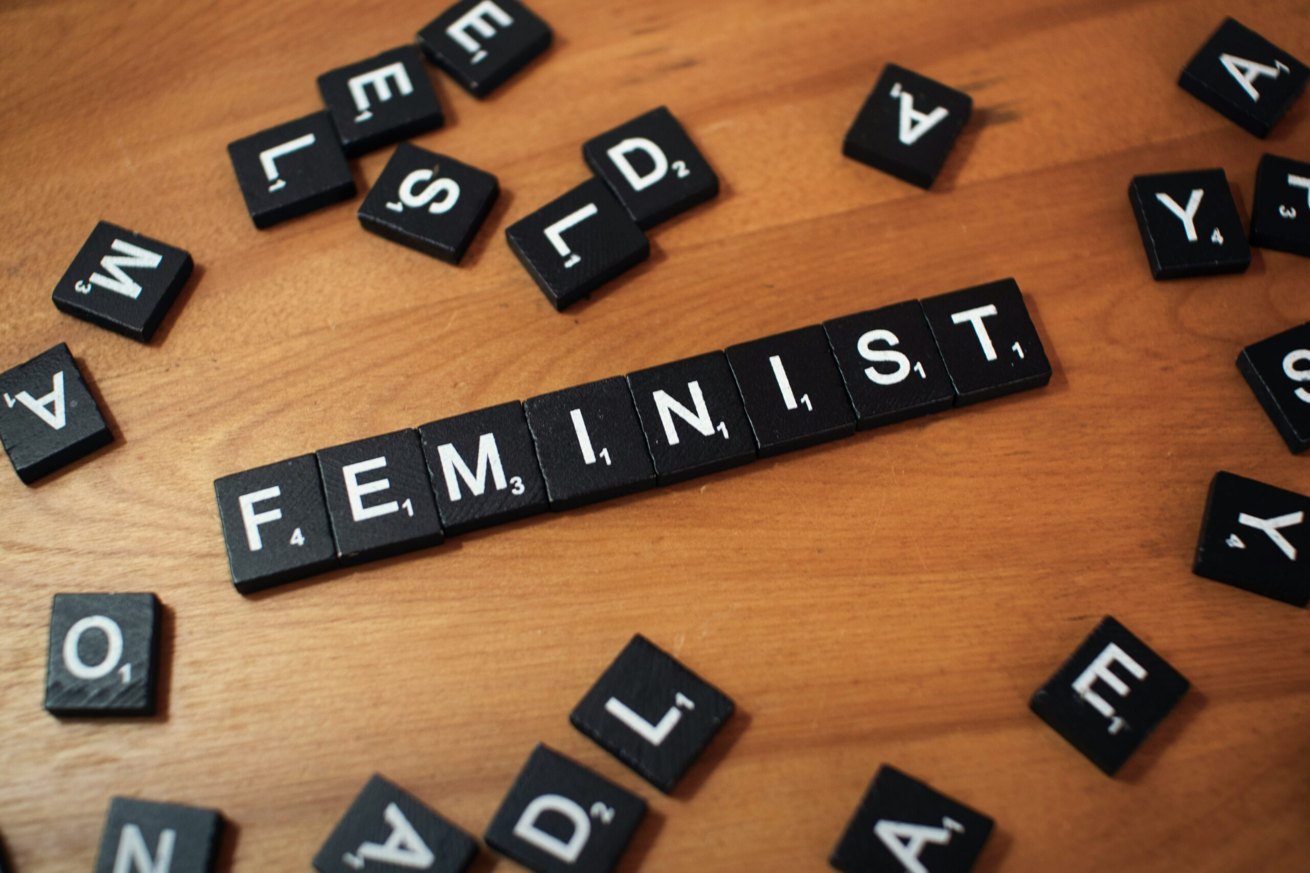 Alfapet-brickor som bildar ordet Feminist.